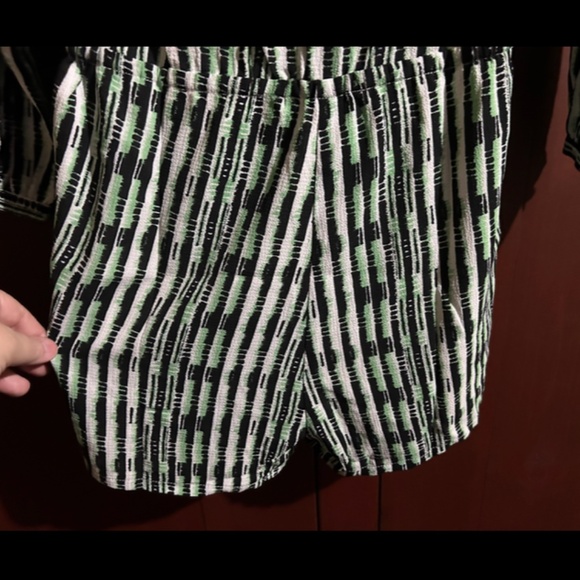 Jenn. Long Sleeve Geometric Romper Green, Black, White Size M - NWT - Picture 10 of 16
